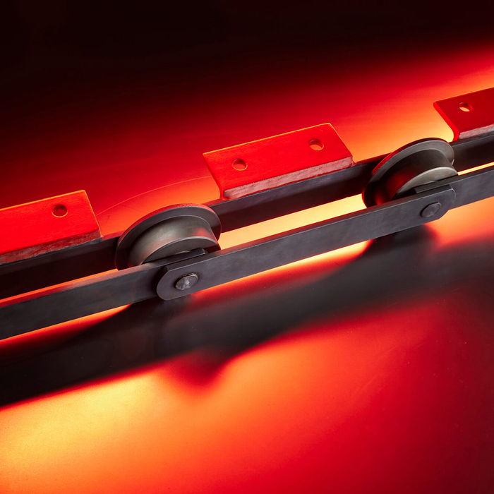 conveyor chain with attachment